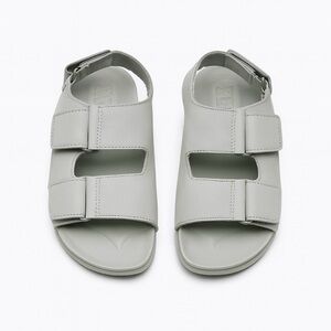 Zara Boys Sandals in Light Gray, size 29